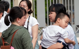 Khoảnh khắc nặng tình trong những ngày thi lớp 10 'nhẹ lòng'
