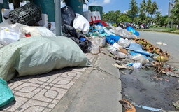 Rác nhếch nhác trên đường