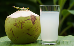 Chuyên gia: Những người sau đây cần lưu ý khi uống nước dừa!