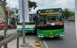Xôn xao clip 2 xe buýt chèn ép nhau, lao lên vỉa hè ở TP.HCM