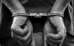 Bắt đối tượng giật sập cổng nhà hàng xóm vì bị nhắc hát karaoke ồn ào