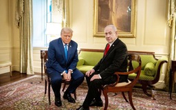 Ông Trump giải vây cho đồng minh bị 'săn phù thủy'