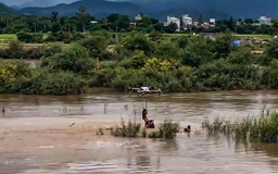 Cảm phục người dùng drone cứu 2 trẻ em giữa dòng nước lũ