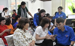 Đến phường làm thủ tục tự tin và gần gũi hơn nhờ có thanh niên hỗ trợ