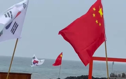 Cờ Trung Quốc cắm trên đảo Hàn Quốc gây xôn xao
