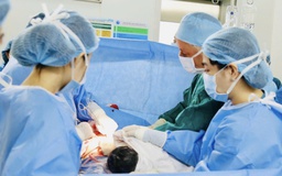 Phép màu y khoa: Bé trai chào đời khỏe mạnh nhờ thông tim từ trong bụng mẹ