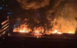 Hà Nội: Sau tiếng nổ lớn, kho xưởng tại Tương Mai bốc cháy ngùn ngụt