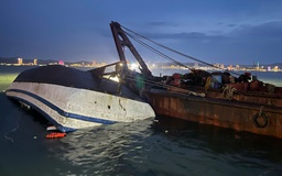 Trục vớt tàu du lịch bị lật trên vịnh Hạ Long