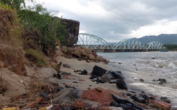 Chủ đầu tư gây sạt lở phải xây kè bảo vệ khẩn cấp đường dây trung thế