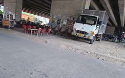 Buôn bán bát nháo và bãi rác dưới gầm cầu Phú Mỹ