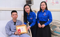Trao Huy hiệu Tuổi trẻ dũng cảm cho thanh niên cứu 4 người trong vụ lật tàu