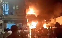 Cháy lớn kho phế liệu trong đêm, dân ôm đồ đạc tháo chạy