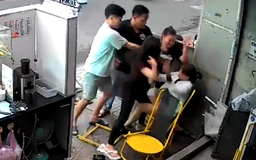 Người phụ nữ bị nhóm người đánh hội đồng trước nhà