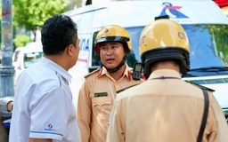Người vi phạm bất ngờ vì CSGT chỉ cách nộp phạt không cần đến trụ sở