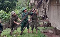 Chiến sĩ biên phòng giúp người dân vùng cao khắc phục ảnh hưởng bão số 3