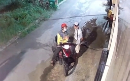 Công an TP.HCM bắt kẻ giật 110 tờ vé số của người khuyết tật