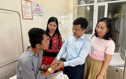 Trường ĐH Hạ Long nhận đỡ đầu nạn nhân mất 4 người thân trong vụ lật tàu