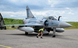 Ukraine mất chiến đấu cơ Mirage 2000, dân phản đối 
luật mới