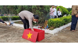 Vợ chồng chị Dương Thị Nga ở Đồng Xoài đền ơn liệt sĩ