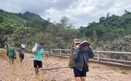 Người dân Nghệ An bị cô lập do lũ lụt được Viettel cộng tiền vào tài khoản