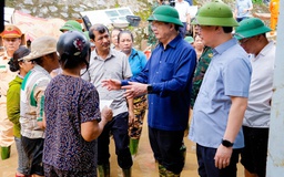 Phó thủ tướng Mai Văn Chính thị sát, động viên người dân vùng lũ Nghệ An