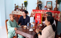 Bà Hà Thị Nga thăm Mẹ Việt Nam anh hùng ở Lâm Đồng