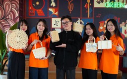 Sinh viên làm đồ thủ công mỹ nghệ từ vỏ bắp