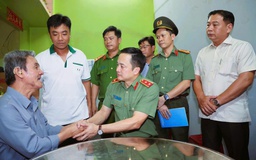 Trung tướng Mai Hoàng, Giám đốc Công an TP.HCM thăm các gia đình chính sách