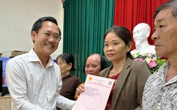 Người dân hồ hởi nhận sổ hồng sau 1 tháng chính quyền 2 cấp vận hành