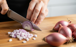 Bác sĩ: Tiếp xúc nhiều với hành tím có gây mù lòa?