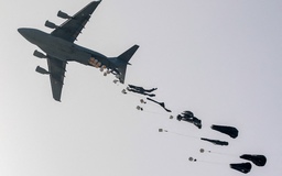 Israel cho thả hàng viện trợ xuống Dải Gaza
