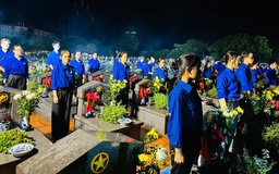 Hơn ngàn người đội mưa thắp nến tri ân các anh hùng liệt sĩ tại Hà Nội