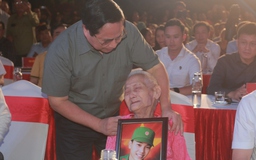 Thủ tướng Phạm Minh Chính thắp nến tri ân các anh hùng liệt sĩ tại Quảng Trị