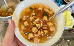 Quán bánh canh Nam Phổ 10.000 đồng ở Huế: Đông kín khách, đến trễ là hết