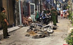 Cháy xe máy điện, nhiều người leo ban công qua nhà hàng xóm thoát thân