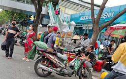 Buôn bán bát nháo trước cổng bệnh viện