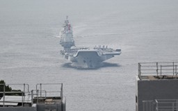 Tàu sân bay Trung Quốc vào cảng Hồng Kông