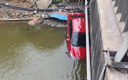 Quảng Trị: Ô tô mất lái lao xuống sông, 4 người may mắn thoát nạn