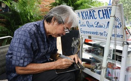 Sống ở TP.HCM: Truyền nhân của người thợ khắc chữ trên quà tặng cựu Tổng thống Mỹ