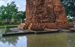 Tháp cổ ngàn tuổi Vĩnh Hưng ngập trong nước