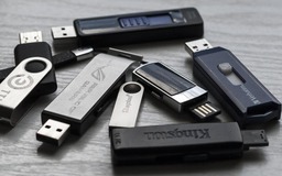 Tại sao USB đầy dữ liệu lại nhẹ hơn USB trống?