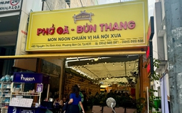 Các hàng quán bắt đầu gắn biển hiệu cập nhật tên phường mới ở TP.HCM