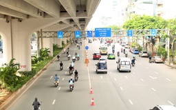Nhiều xe máy đi sai làn sau khi dựng rào sắt trên đường Phạm Văn Đồng