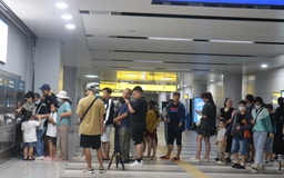 Cuối tuần, nhiều người xếp hàng dài mua vé tự động ở metro