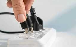 Có nên rút phích cắm các thiết bị điện tử ngày giông bão