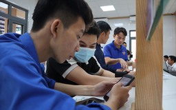 Người trẻ giúp người lớn tuổi làm quen công nghệ thông tin