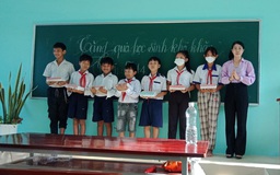 Cô giáo hết lòng với học trò nghèo