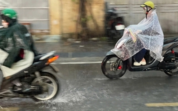 Miền Bắc mưa giông, miền Trung tiếp tục nắng nóng
