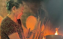 Thẳm sâu trong lòng, tôi hiểu vì sao má muốn giữ lại cái bếp củi