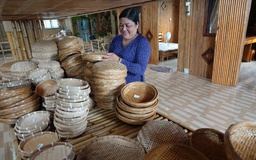 Níu giữ nghề xưa: Đưa cây tre từ vùng quê nghèo ra thế giới